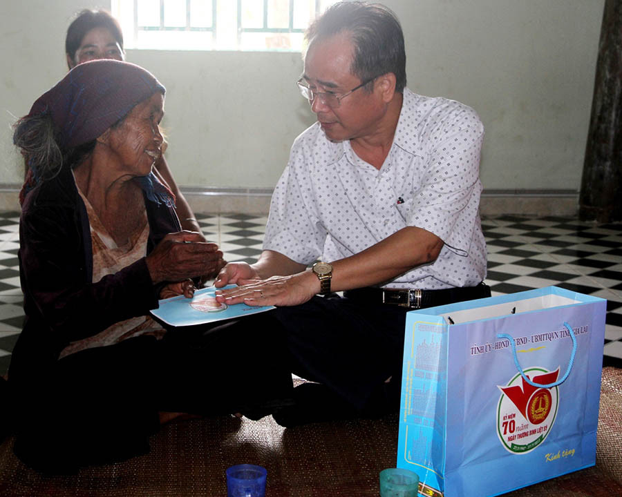 Ông Lê Phan Lương thăm hỏi gia đình bệnh binh tại xã Chư A Thai. Ảnh: Văn Ngọc Ông Lê Phan Lương thăm hỏi gia đình bệnh binh tại xã Chư A Thai. Ảnh: Văn Ngọc