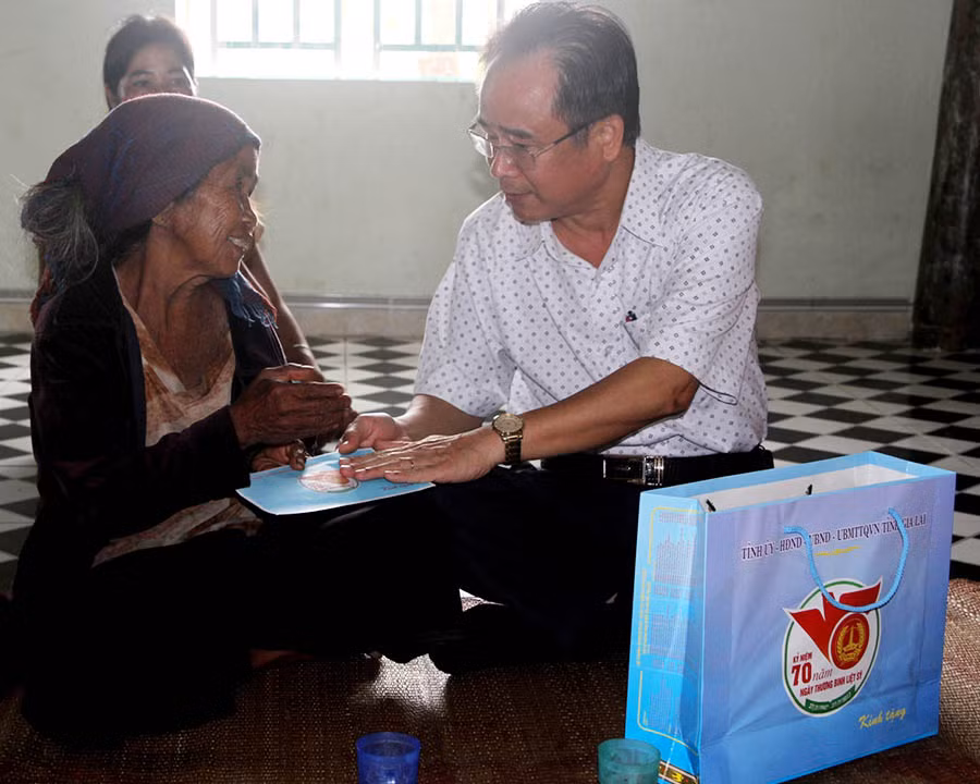  Ông Lê Phan Lương thăm hỏi gia đình bệnh binh tại xã Chư A Thai. Ảnh: Văn Ngọc