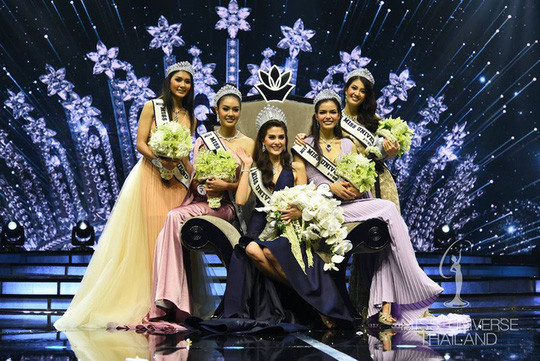 Giây phút chụp hình lưu niệm sau đăng quang