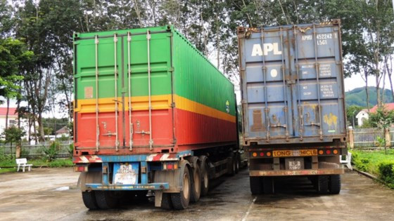 Hai phương tiện dùng để vận chuyển gỗ từ Lào vào Việt Nam Hai phương tiện dùng để vận chuyển gỗ từ Lào vào Việt Nam
