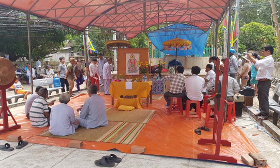  Cá Voi dạt vào bờ và toàn cảnh cúng tế. Ảnh: Thi Phú