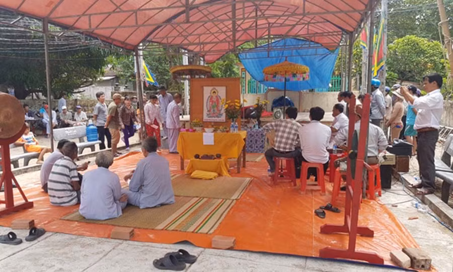  Cá Voi dạt vào bờ và toàn cảnh cúng tế. Ảnh: Thi Phú