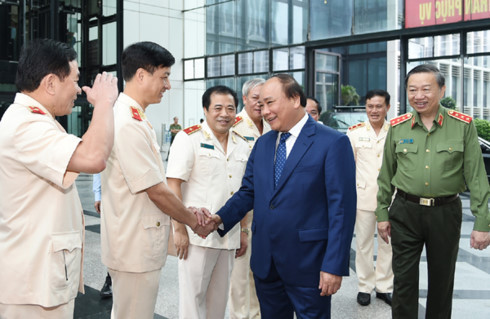 Thủ tướng gặp gỡ, trò chuyện với cán bộ, chiến sỹ lực lượng Cảnh sát nhân dân  Thủ tướng gặp gỡ, trò chuyện với cán bộ, chiến sỹ lực lượng Cảnh sát nhân dân