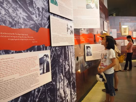 Nhiều câu chuyện cảm động được kể lại một cách dung dị qua hình ảnh, hiện vật