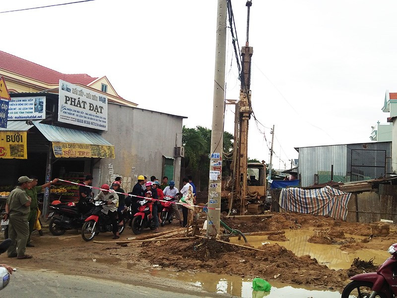 Hiện trường vụ việc khiến nam công nhân bị điện giật tử vong. Hiện trường vụ việc khiến nam công nhân bị điện giật tử vong.