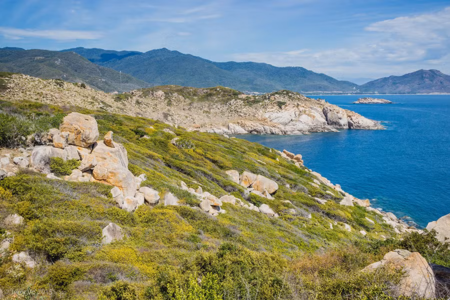 Thiên nhiên hoang sơ cùng biển xanh cát trắng trên 