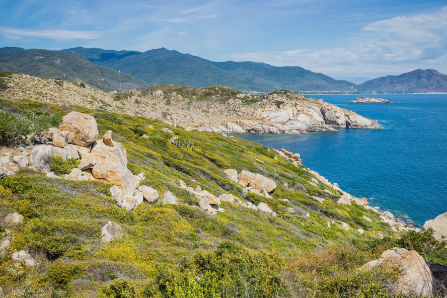 Thiên nhiên hoang sơ cùng biển xanh cát trắng trên "Tam Bình" sẽ mang đến cho du khách cảm giác bình yên, thư thả, tránh khỏi sự xô bồ, ồn ã của đô thị. Thiên nhiên hoang sơ cùng biển xanh cát trắng trên