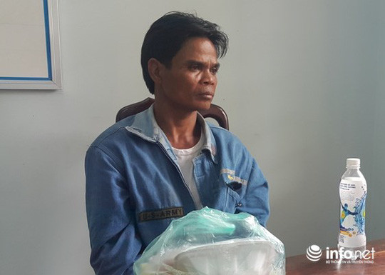 Nghi can Y Nơn tại trụ sở công an. Nghi can Y Nơn tại trụ sở công an.