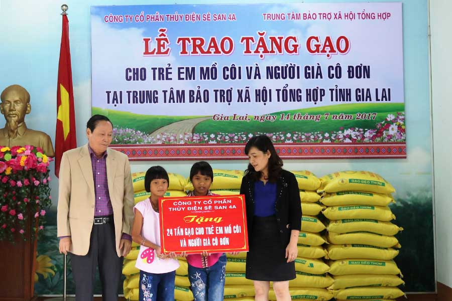 Tặng 24 tấn gạo cho trẻ em mồ côi và người già cô đơn. Ảnh: Đinh Yến Tặng 24 tấn gạo cho trẻ em mồ côi và người già cô đơn. Ảnh: Đinh Yến