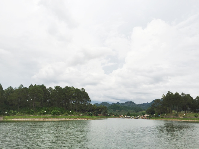 Chiều trên hồ rừng thông bản Áng