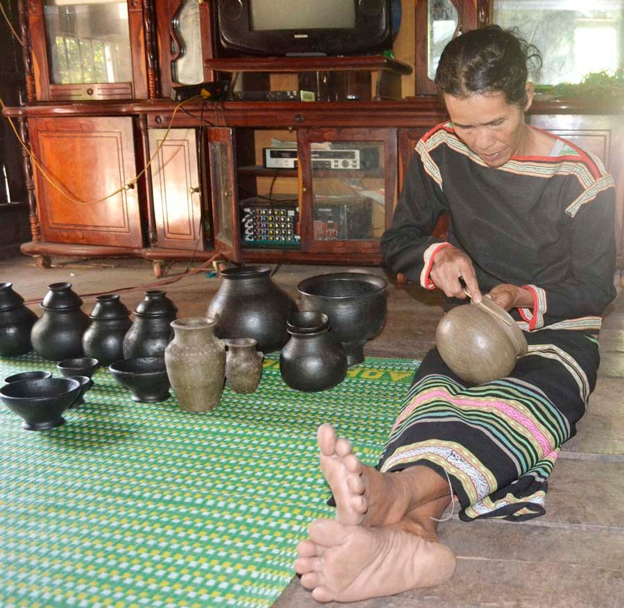 Nghệ nhân H'Lưm Uông đang tạo hoa văn cho nồi gốm. Ảnh: Dạ Yến Thảo Nghệ nhân H'Lưm Uông đang tạo hoa văn cho nồi gốm. Ảnh: Dạ Yến Thảo 3