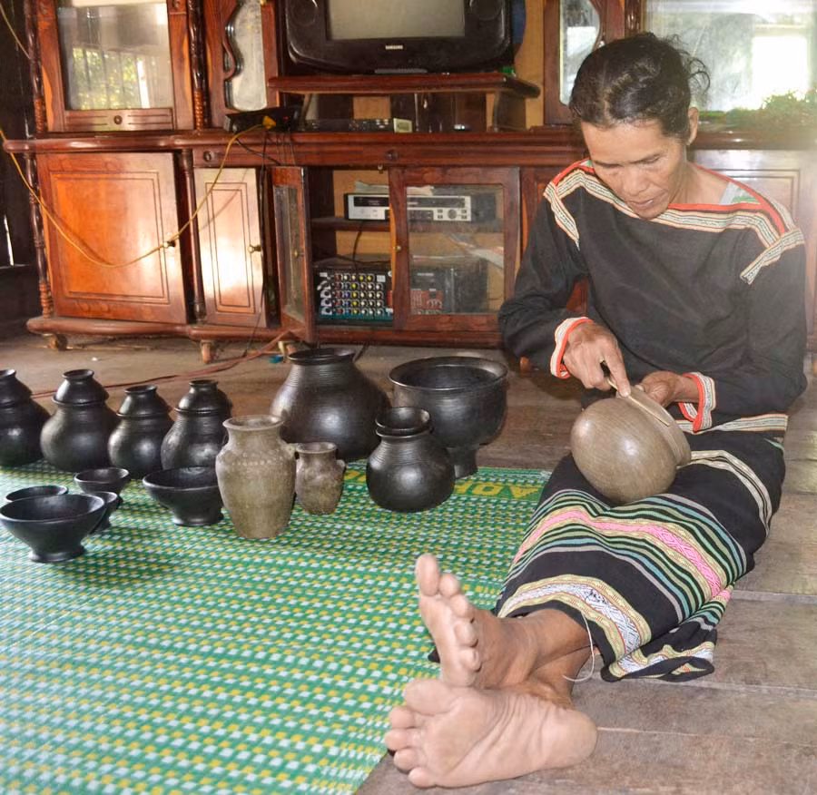 Nghệ nhân H'Lưm Uông đang tạo hoa văn cho nồi gốm. Ảnh: Dạ Yến Thảo 3