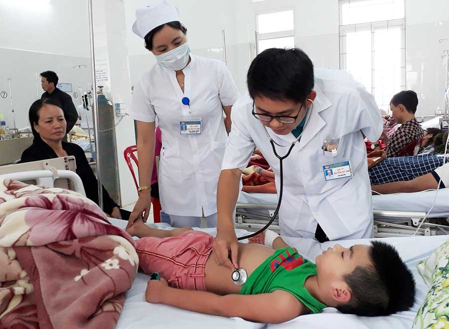  Y-bác sĩ Khoa Nội-Nhi-Nhiễm (Bệnh viện Quân y 15) thăm khám cho bệnh nhân. Ảnh: N.D