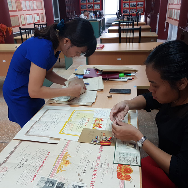 Tỉ mẩn công việc hồ sơ đi B. Tỉ mẩn công việc hồ sơ đi B.