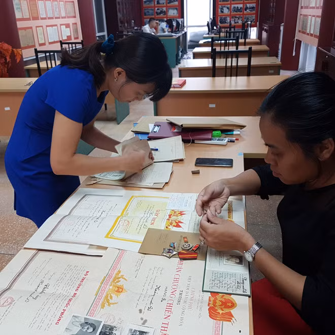 Tỉ mẩn công việc hồ sơ đi B.