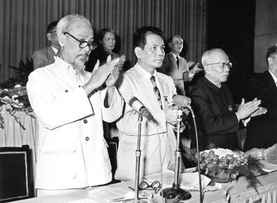 Giáo sư Nguyễn Xiển vinh dự được đứng cùng Chủ tịch Hồ Chí Minh trong Đoàn Chủ tịch kỳ họp Quốc hội năm 1957.