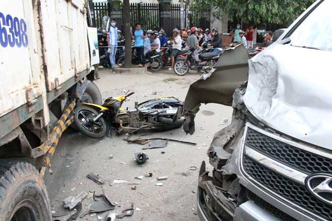 Xe tải mất kiểm soát tông hàng loạt phương tiện trên đường ĐT 743 (thị xã Thuận An, tỉnh Bình Dương) khiến nhiều người bị thương