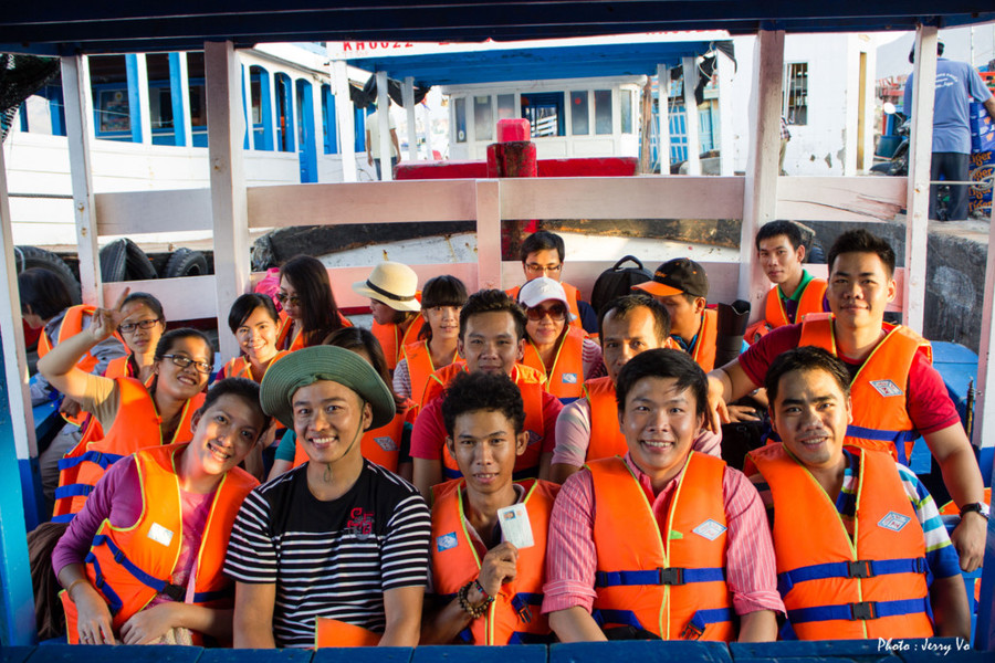 Đi ca nô hay tàu ra đảo, ngắm nhìn vịnh Cam Ranh, lướt trên những con sóng sẽ mang đến cho bạn những trải nghiệm thật thú vị. Đi ca nô hay tàu ra đảo, ngắm nhìn vịnh Cam Ranh, lướt trên những con sóng sẽ mang đến cho bạn những trải nghiệm thật thú vị.