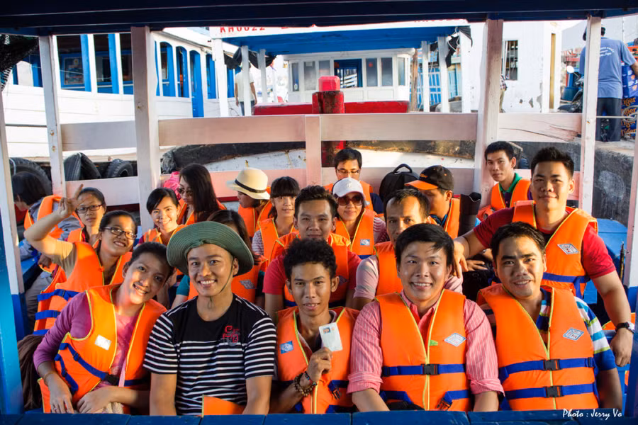 Đi ca nô hay tàu ra đảo, ngắm nhìn vịnh Cam Ranh, lướt trên những con sóng sẽ mang đến cho bạn những trải nghiệm thật thú vị.