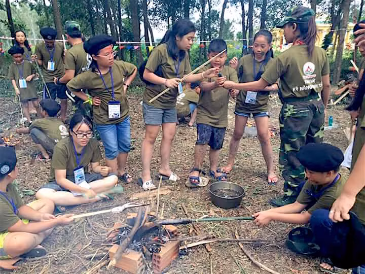 Các em học cách tự chế biến, bảo quản thức ăn trong điều kiện khó khăn. Ảnh: ĐĐTN