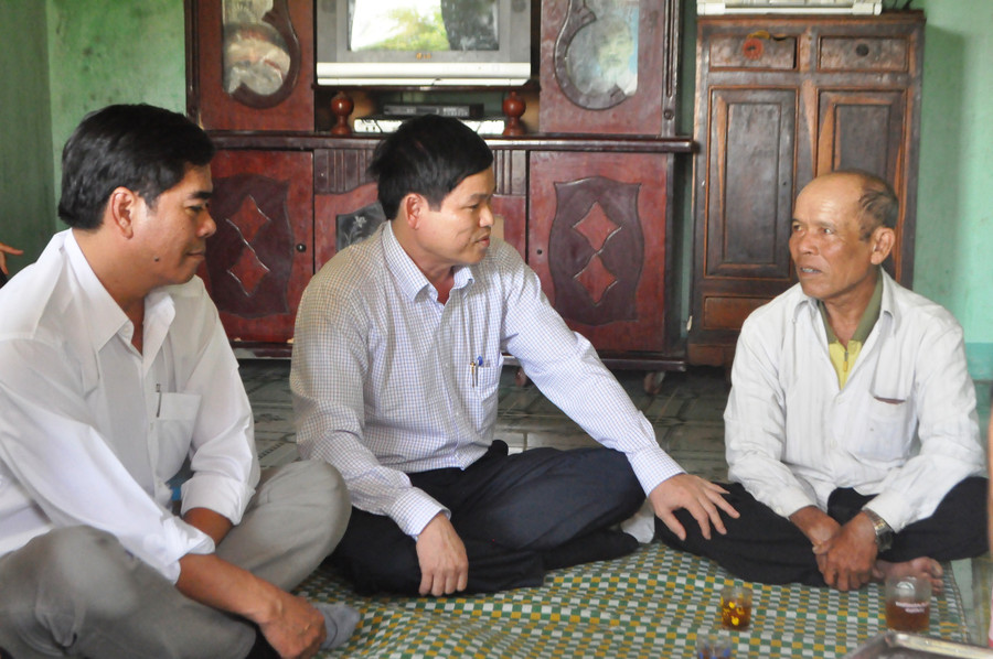 Đoàn tới thăm hỏi và tặng quà cho gia đình chính sách nhân dịp 27-7.Ảnh: Trần Dung