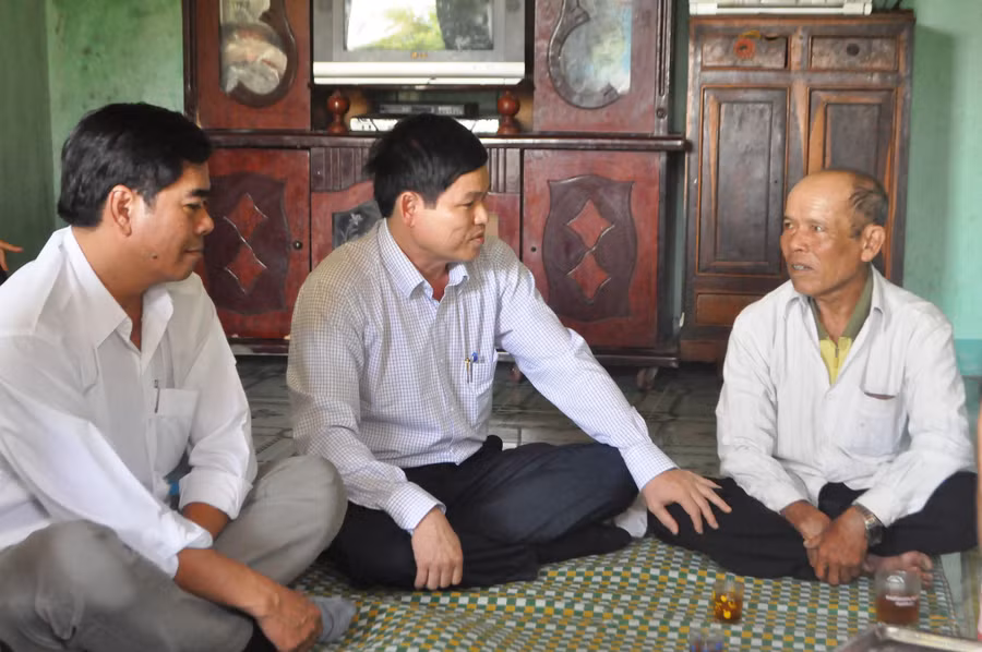 Đoàn tới thăm hỏi và tặng quà cho gia đình chính sách nhân dịp 27-7.Ảnh: Trần Dung