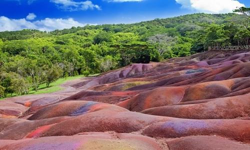 Vùng đất 7 màu nằm ở ngôi làng Chamarel, phía tây nam đảo quốc Mauritius, là khu vực gồm những đụn cát nhiều màu sắc như đỏ, tím, tím thẫm, xanh dương, xanh lá cây, vàng và nâu, theo Mother Nature Network. Màu sắc của các đụn cát được tạo ra thông qua việc chuyển đổi dần dung nham bazan thành khoáng vật sét. Ảnh: iStock. Vùng đất 7 màu nằm ở ngôi làng Chamarel, phía tây nam đảo quốc Mauritius, là khu vực gồm những đụn cát nhiều màu sắc như đỏ, tím, tím thẫm, xanh dương, xanh lá cây, vàng và nâu, theo Mother Nature Network. Màu sắc của các đụn cát được tạo ra thông qua việc chuyển đổi dần dung nham bazan thành khoáng vật sét. Ảnh: iStock.