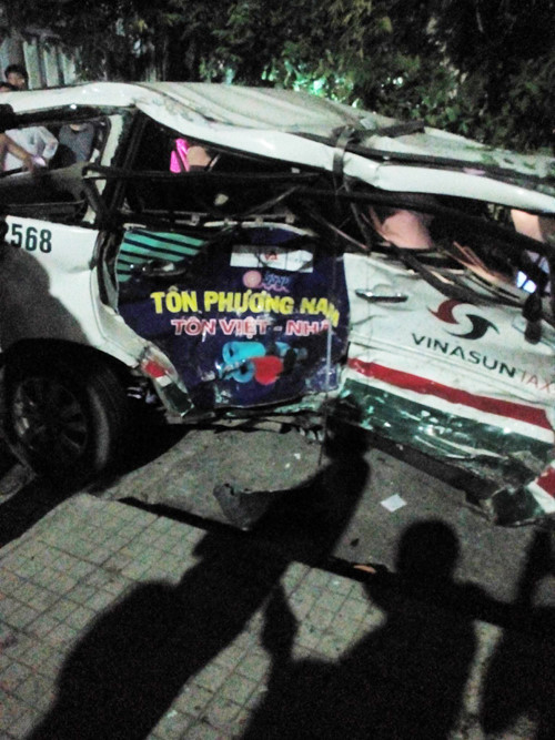 Sau va chạm, chiếc taxi bị hư hỏng nặng Sau va chạm, chiếc taxi bị hư hỏng nặng