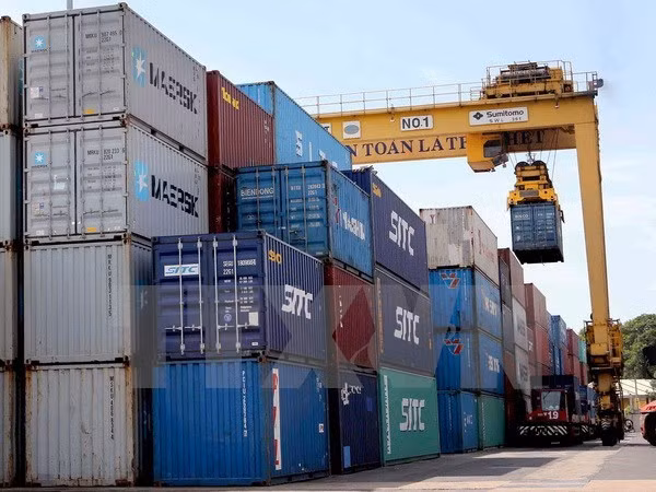 Bốc xếp container tại Cảng Đà Nẵng.