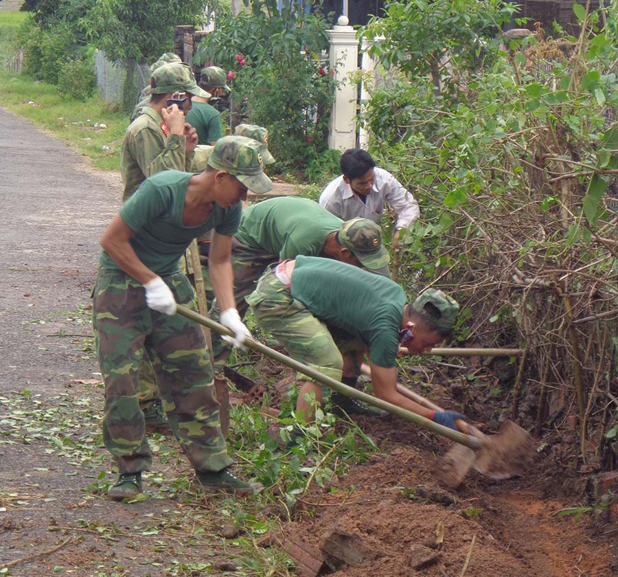 Tham gia giúp nhân dân xã Chư Jôr (huyện Chư Pah) phát quang bụi rậm, dọn dẹp đường làng. Ảnh: A.H  Tham gia giúp nhân dân xã Chư Jôr (huyện Chư Pah) phát quang bụi rậm, dọn dẹp đường làng. Ảnh: A.H