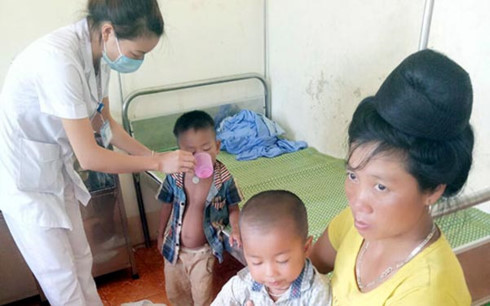 Bác sĩ Bệnh viện Đa khoa huyện Sông Mã tiếp tục kiểm tra sức khỏe của bệnh nhân bị ngộ độc. (Ảnh: Báo Sơn La) Bác sĩ Bệnh viện Đa khoa huyện Sông Mã tiếp tục kiểm tra sức khỏe của bệnh nhân bị ngộ độc. (Ảnh: Báo Sơn La)