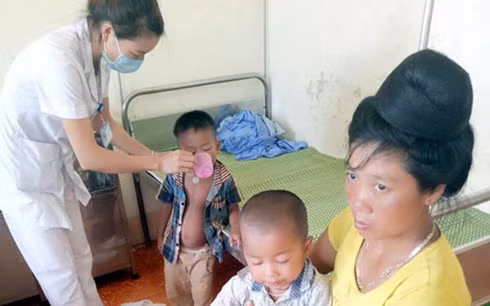 Bác sĩ Bệnh viện Đa khoa huyện Sông Mã tiếp tục kiểm tra sức khỏe của bệnh nhân bị ngộ độc. (Ảnh: Báo Sơn La)