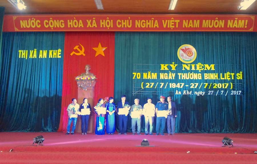 UBND thị xã khen thưởng các tập thể, cá nhân tiêu biểu. Ảnh: Mộc Trà