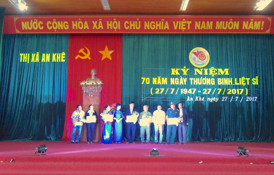 UBND thị xã khen thưởng các tập thể, cá nhân tiêu biểu. Ảnh: Mộc Trà