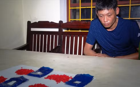 Một trong số 4 đối tượng cùng tang vật tại cơ quan điều tra.