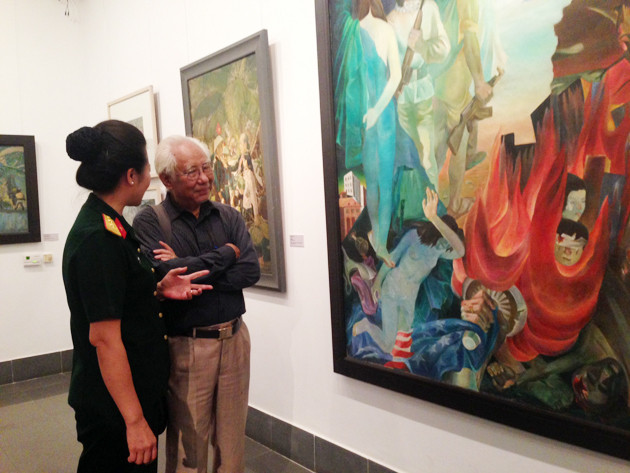 Họa sĩ Trần Khánh Chương tại triển lãm. Họa sĩ Trần Khánh Chương tại triển lãm.