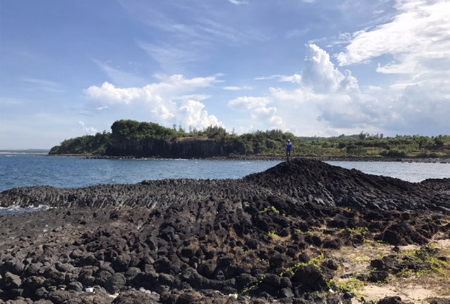 Như muốn bù lại cho sự khô cằn của vùng đất cát xã Bình Hải, huyện Bình Sơn (Quảng Ngãi) thiên nhiên đã ban tặng cho nơi đây thắng cảnh mang tên Gành yến." Ngày trước ở đây có một cái hang chim yến kéo về làm tổ nên mới đặt và gọi tên nó như vậy" - người dân Bình Hải giải thích. Như muốn bù lại cho sự khô cằn của vùng đất cát xã Bình Hải, huyện Bình Sơn (Quảng Ngãi) thiên nhiên đã ban tặng cho nơi đây thắng cảnh mang tên Gành yến.