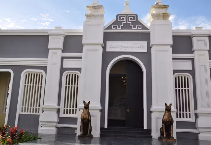 Hơn 200 bức tượng và phù điêu đã được tạo tạc riêng cho “ngôi trường” này. Nổi bật trong số ấy là những bức tượng đảo khuyển (giống chó xoáy Phú Quốc) uy nghiêm làm công việc gác cổng.