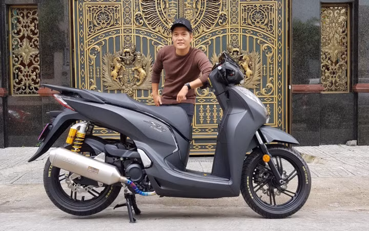 Chiếc Honda SH 300i độ này thuộc về anh N.Thành, một thành viên của hội SH Bad Boys Group ( SHB ) tại TP HCM. Ngoài chiếc SH 300i, trước đây anh cũng sở hữu một chiếc SH 150i độ khá đẹp mắt.