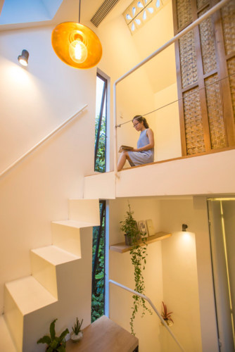 Tầng trên và một tầng lửng có 2 phòng ngủ cho cha mẹ và trẻ em. Thiết kế nội thất nhằm giúp các phòng ngủ tận dụng tối đa ánh sáng tự nhiên và thông gió tốt, cùng với việc mở rộng không gian.