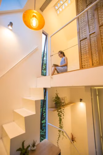 Tầng trên và một tầng lửng có 2 phòng ngủ cho cha mẹ và trẻ em. Thiết kế nội thất nhằm giúp các phòng ngủ tận dụng tối đa ánh sáng tự nhiên và thông gió tốt, cùng với việc mở rộng không gian.