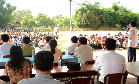 Tuyên truyền chính sách chi trả dịch vụ môi trường rừng tại xã Hà Tây. Ảnh: M.N