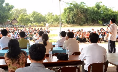 Tuyên truyền chính sách chi trả dịch vụ môi trường rừng tại xã Hà Tây. Ảnh: M.N