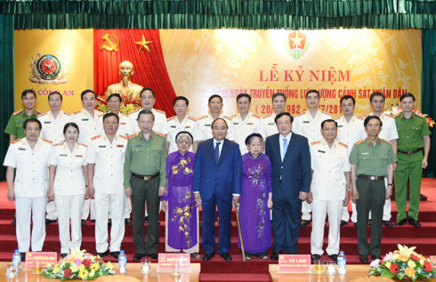 Thủ tướng Nguyễn Xuân Phúc chụp ảnh lưu niệm cùng lãnh đạo Bộ Công an và các Mẹ Việt Nam anh hùng. Thủ tướng Nguyễn Xuân Phúc chụp ảnh lưu niệm cùng lãnh đạo Bộ Công an và các Mẹ Việt Nam anh hùng.