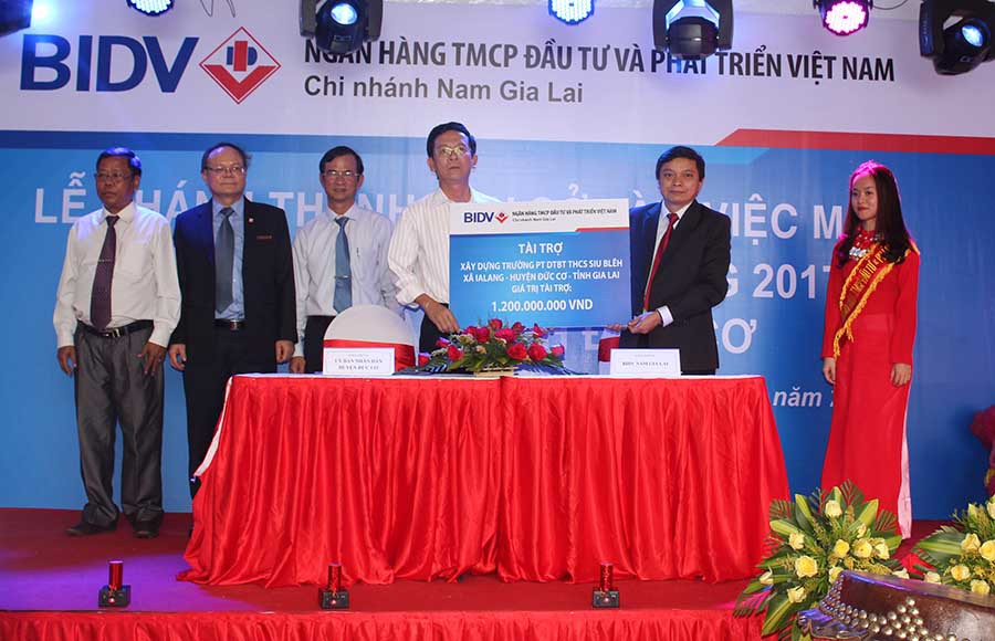 Không chỉ đầu tư vốn phát triển kinh tế, BIDV Đức Cơ còn hỗ trợ tích cực vào công tác an sinh xã hội trên địa bàn. Ảnh: Thảo Nguyên
