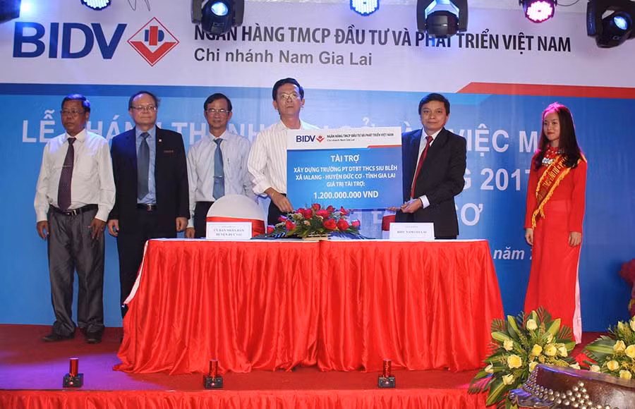 Không chỉ đầu tư vốn phát triển kinh tế, BIDV Đức Cơ còn hỗ trợ tích cực vào công tác an sinh xã hội trên địa bàn. Ảnh: Thảo Nguyên