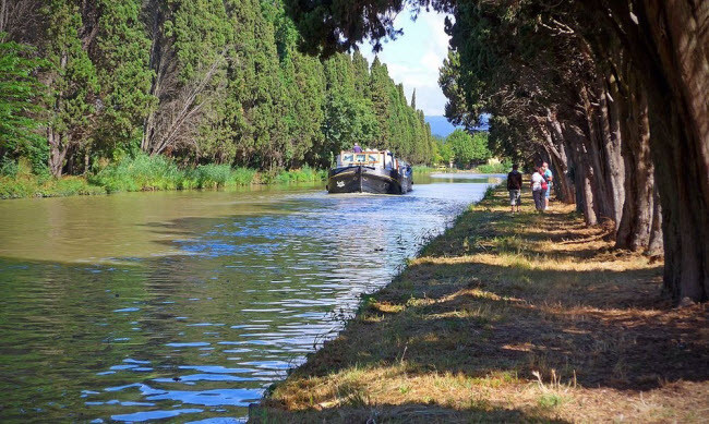  Ngày nay, kênh đào Canal du Midi được sử dụng chủ yếu cho du lịch và các môn thể thao nước. Du khách cũng có thể đạp xe hay chạy bộ dọc hai bờ kênh từ Sète tới Bordeaux để chiêm ngưỡng các cánh đồng nho, hướng dương và những ngôi làng nhỏ thanh bình.