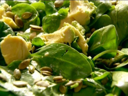 Lutein có nhiều trong trái bơ, trứng, cải bó xôi và vài loại rau lá xanh đậm khác Ảnh: FOOD NETWORK 1 Lutein có nhiều trong trái bơ, trứng, cải bó xôi và vài loại rau lá xanh đậm khác Ảnh: FOOD NETWORK