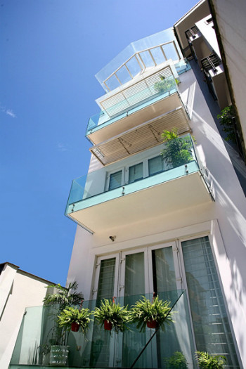 Nhà phố nên có ban công để thoát hiểm khi có sự cố. Ảnh: Hà Thành.