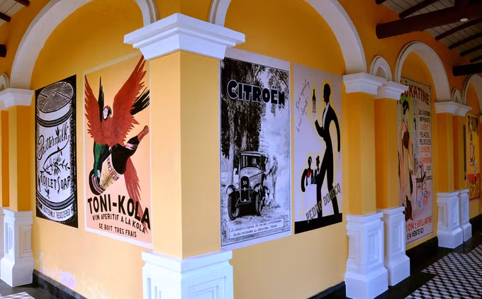 Đôi khi đó lại là những bức tranh quảng cáo đặc trưng của thế kỷ trước, khi ngôi trường giả tưởng này được hình thành.